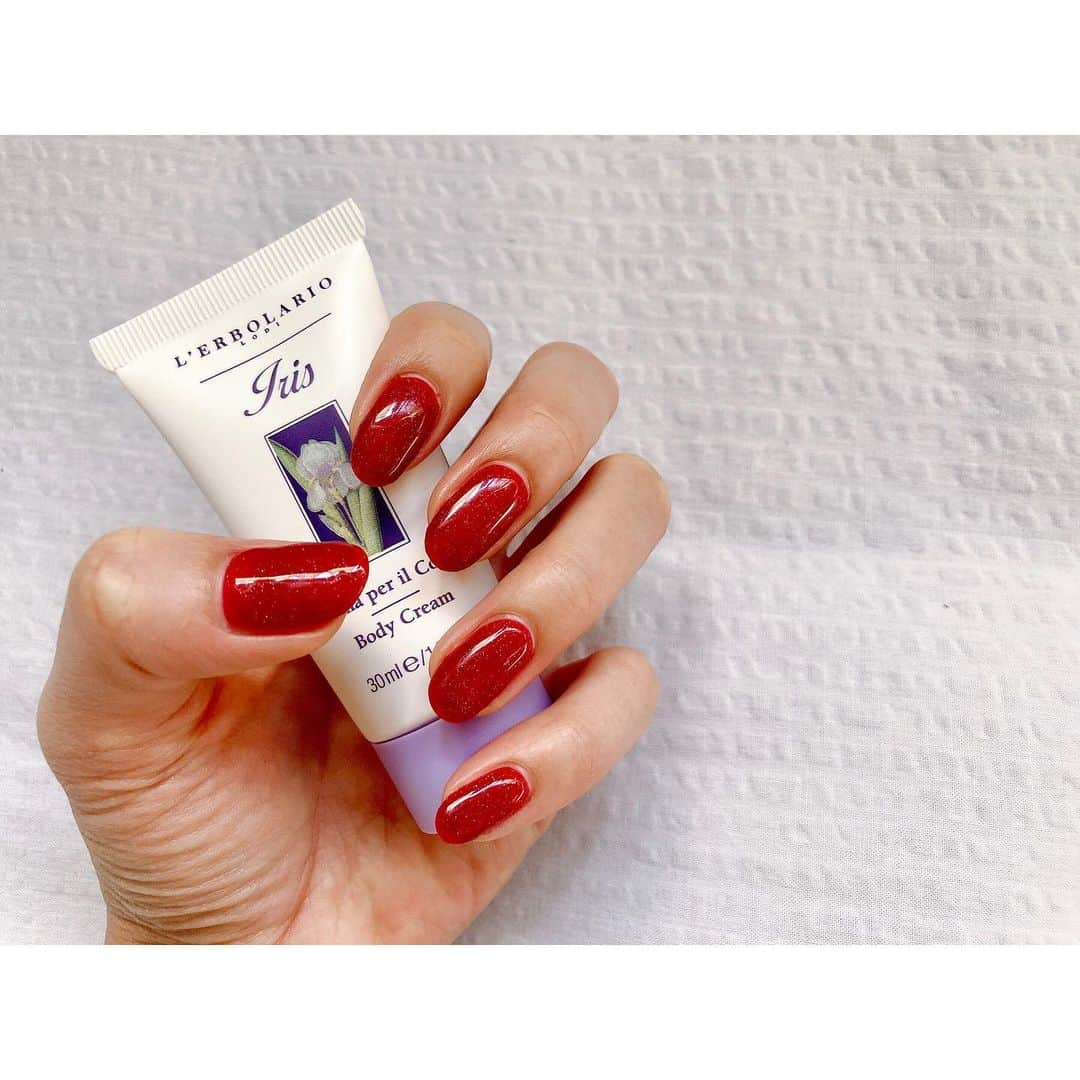 今村仁美さんのインスタグラム写真 - (今村仁美Instagram)「大人の赤ネイル♡  #autumn #newnail #bodycream #present #thankyou」10月5日 11時54分 - imamura_hi