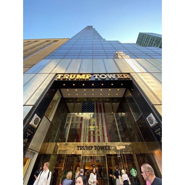 三島ゆかりさんのインスタグラム写真 - (三島ゆかりInstagram)「1つ前に投稿したセントパトリック大聖堂のすぐ近くにある、ロックフェラーセンターとトランプタワー🏢✨ 真下にいると上眺めるのに首痛くなるくらい背の高い建物です😂 トランプさんのビル前に日本人観光客がいて政治の話してたww #nyc #newyork #rockfellercenter #trumptower #ニューヨーク旅行 #トランプ大統領 #政治 #三島ゆかり #ゆかりんご #ラジオdj #ニュース読みます #難しい #アナウンサーはすごい #尊敬 #私も頑張ります #しかしデカい #iphone11pro #超広角 #最高 #japanesegirl #trip #followｍe」10月5日 12時06分 - apple340