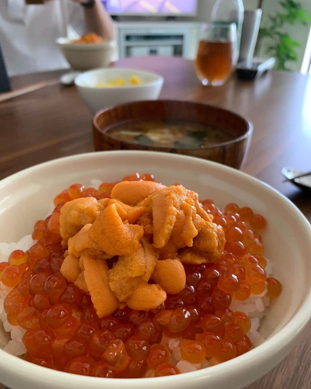 のインスタグラム：「. . すすきのの鮨西光の大将が送ってくれた いくらとうにで 贅沢すぎるランチ😍💓 . . 最高でした🤤💓 . . 大将ありがとうございます💓 . . しあわせーー🤤💓 . .」
