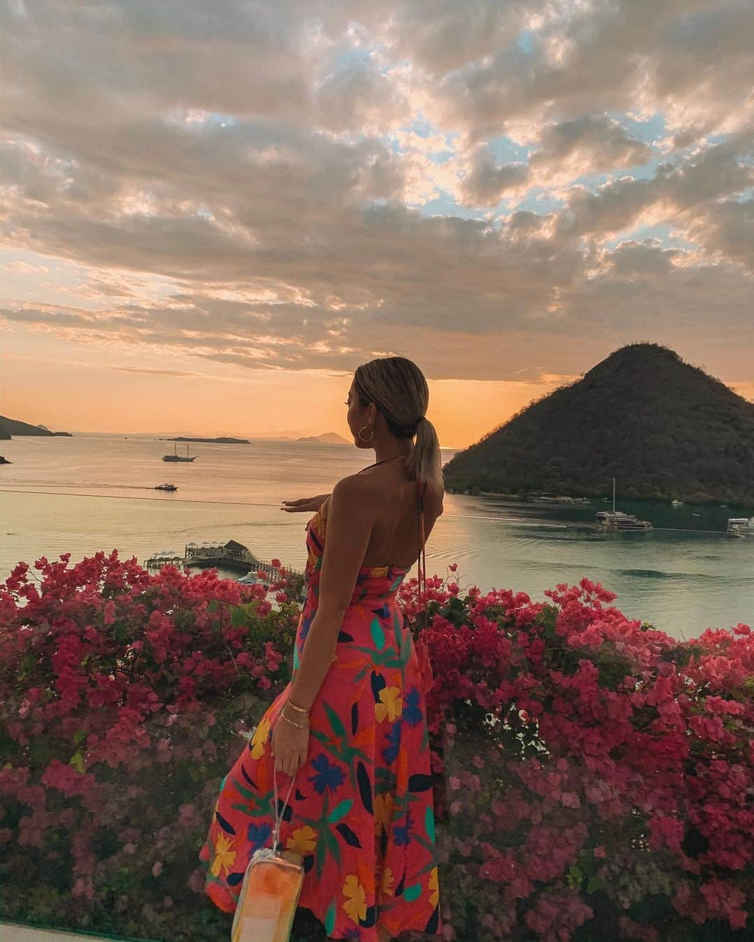 植野有砂さんのインスタグラム写真 - (植野有砂Instagram)「Beautiful sunset and favorite dress💓 wearing @lpa @revolve at the cocktail party🍸このドレスすごくお気に入り💓LPAのだよ！revolveで日本からも買えます😆🔥 #lpairl #revolveme」10月5日 12時31分 - alisaueno