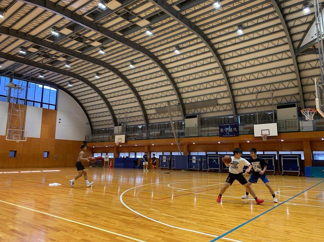栗原祐太のインスタグラム：「自由ヶ丘学園高等学校のバスケットボール部のアドバイザーとして関わらせて頂くことが決まりました！！ 素晴らしいヘッドコーチ、コーチがいるのでそこに少しでもチームのためになれるように自分が学んできたこと学んでいることをチームに還元できたらと思います！ 行ける回数は少ないとは思いますが楽しんでやります！！ よろしくお願い致します！！ #自由ヶ丘 #自由ヶ丘学園バスケ部 #自由ヶ丘学園 #kyus #目黒 #東京 #tokyo #basketball  #バスケ #バスケットボール #栗ニック  #kyusbasketballschool #東急東横線 #アドバイザー」