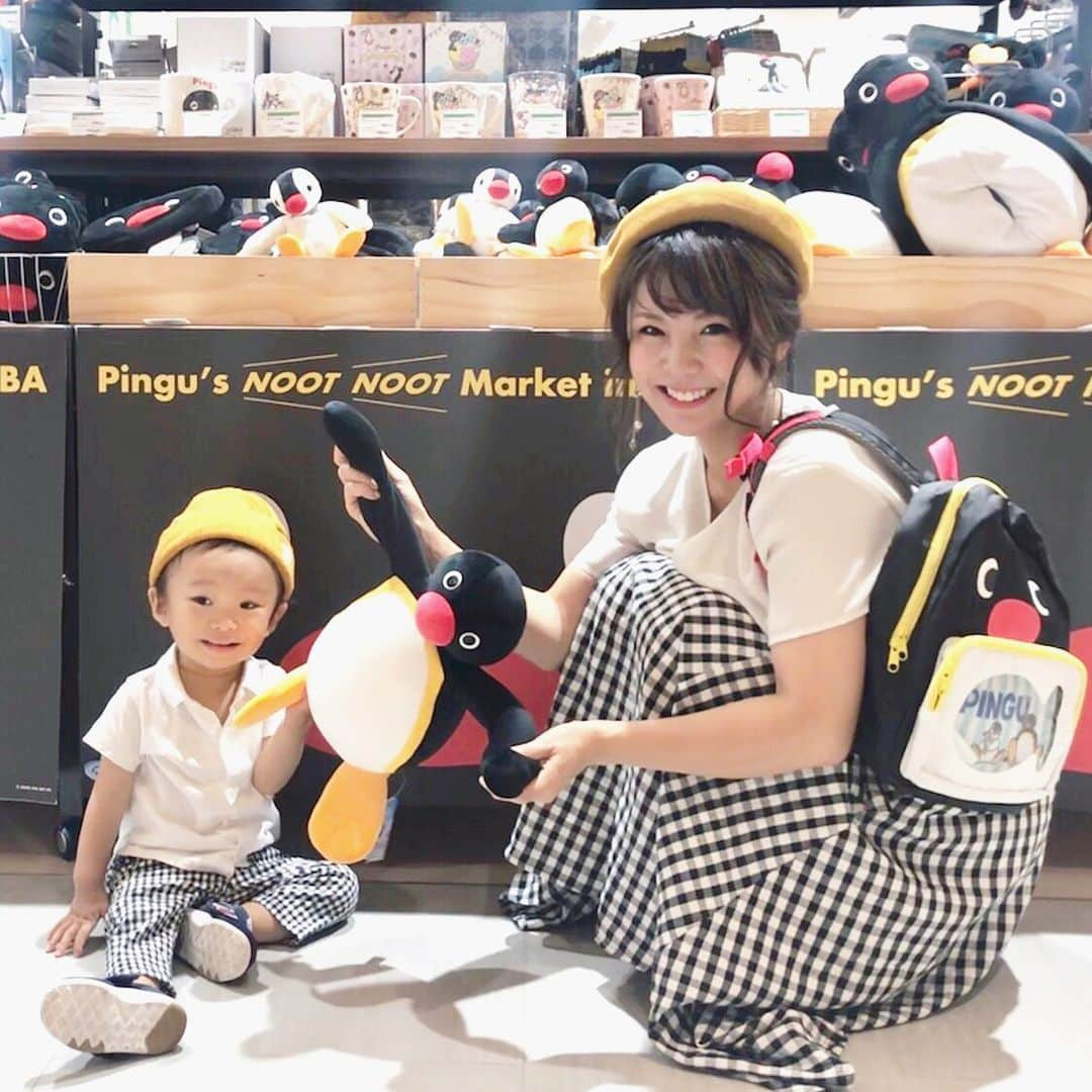 長谷川真美さんのインスタグラム写真 - (長谷川真美Instagram)「🐧💕 ・ 息子はち君と #リンクコーデ で 東急ハンズ千葉店で開催されている ピングーのPOPUP SHOPに行ってきました💗 ・ ピングーとゆかいな仲間たちの かわいいアイテムがたくさん！！！ かわいすぎるーーー🤤💕 幼少期めちゃくちゃ大好きで たくさん集めてたんだよな〜❤️ ・ 期間中、ピングー商品を買うと 付箋のプレゼントもあるそうです✨ なくなり次第終了なのでお早めに😳😳😳 ・ それから… 10月12日(土)、13日(日)、11月16日(土)、17日(日)には なんとお店にピングーが遊びに来るらしい❤️ POPUP SHOPは11月17日(日)までなので、 ぜひ行ってみてね☺️☺️☺️💕 ・ #charapa #ピングーがやってくる！ #ピングー #東急ハンズ千葉店 #ピングーポップアップショップ #PR #はち成長記録」10月5日 12時59分 - maami.hase