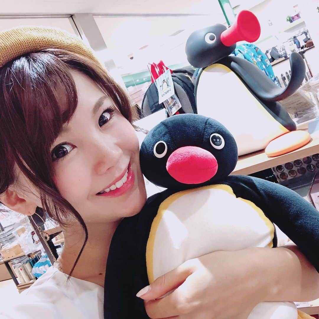 長谷川真美さんのインスタグラム写真 - (長谷川真美Instagram)「🐧💕 ・ 息子はち君と #リンクコーデ で 東急ハンズ千葉店で開催されている ピングーのPOPUP SHOPに行ってきました💗 ・ ピングーとゆかいな仲間たちの かわいいアイテムがたくさん！！！ かわいすぎるーーー🤤💕 幼少期めちゃくちゃ大好きで たくさん集めてたんだよな〜❤️ ・ 期間中、ピングー商品を買うと 付箋のプレゼントもあるそうです✨ なくなり次第終了なのでお早めに😳😳😳 ・ それから… 10月12日(土)、13日(日)、11月16日(土)、17日(日)には なんとお店にピングーが遊びに来るらしい❤️ POPUP SHOPは11月17日(日)までなので、 ぜひ行ってみてね☺️☺️☺️💕 ・ #charapa #ピングーがやってくる！ #ピングー #東急ハンズ千葉店 #ピングーポップアップショップ #PR #はち成長記録」10月5日 12時59分 - maami.hase