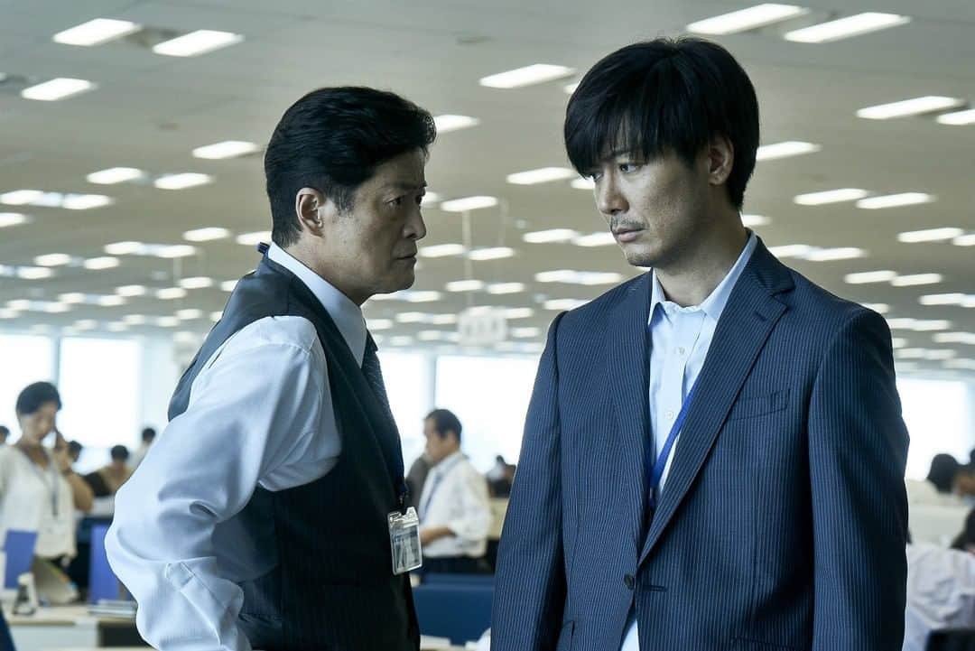 WOWOW「プラージュ」さんのインスタグラム写真 - (WOWOW「プラージュ」Instagram)「. ／ 今夜10時スタート！ ＼ 「連続ドラマW　トップリーグ」 毎週土曜よる10:00✨第1話は無料放送！ . 「都内の埋立地で大金が入った金庫を発見」このニュースが後に2人の記者の運命を変えることになる。大和新聞経済部から政治部に異動した記者の松岡直樹（玉山鉄二）。初めて参加した近藤官房長官（小林薫）の定例会見でこの金庫に関し見解を求めると、なぜか近藤の目に留まり懇談会に誘われる。一方、松岡の元同僚で週刊誌記者の酒井祐治（池内博之）は金庫の謎を追う中で昭和史に残る一大疑獄事件とのつながりを見つけ出す。 . ドラマの詳細は、プロフィールのURLから「連続ドラマW　トップリーグ」をチェック📌 . #玉山鉄二 #池内博之 #佐久間由衣 #光石研 #長谷川朝晴 #橋本マナミ #黒羽麻璃央 #中村映里子 #野間口徹 #佐野史郎 #小雪 #陣内孝則 #小林薫 #相場英雄 #トップリーグ #政治サスペンス #第1話無料放送 #毎週土曜夜10時 #wowow #オリジナルドラマ #連続ドラマW #ドラマW #ドラマ」10月5日 13時00分 - wowowofficial