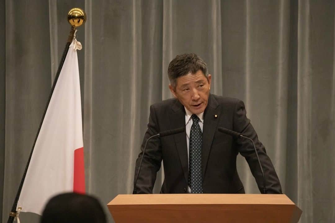 WOWOW「プラージュ」さんのインスタグラム写真 - (WOWOW「プラージュ」Instagram)「. ／ 今夜10時スタート！ ＼ 「連続ドラマW　トップリーグ」 毎週土曜よる10:00✨第1話は無料放送！ . 「都内の埋立地で大金が入った金庫を発見」このニュースが後に2人の記者の運命を変えることになる。大和新聞経済部から政治部に異動した記者の松岡直樹（玉山鉄二）。初めて参加した近藤官房長官（小林薫）の定例会見でこの金庫に関し見解を求めると、なぜか近藤の目に留まり懇談会に誘われる。一方、松岡の元同僚で週刊誌記者の酒井祐治（池内博之）は金庫の謎を追う中で昭和史に残る一大疑獄事件とのつながりを見つけ出す。 . ドラマの詳細は、プロフィールのURLから「連続ドラマW　トップリーグ」をチェック📌 . #玉山鉄二 #池内博之 #佐久間由衣 #光石研 #長谷川朝晴 #橋本マナミ #黒羽麻璃央 #中村映里子 #野間口徹 #佐野史郎 #小雪 #陣内孝則 #小林薫 #相場英雄 #トップリーグ #政治サスペンス #第1話無料放送 #毎週土曜夜10時 #wowow #オリジナルドラマ #連続ドラマW #ドラマW #ドラマ」10月5日 13時00分 - wowowofficial