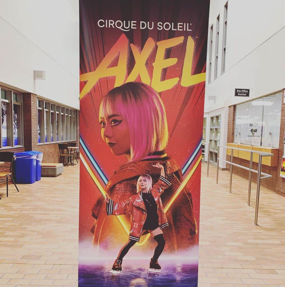 中塩美悠さんのインスタグラム写真 - (中塩美悠Instagram)「October 4th AXEL premier show was over!!!﻿ That was my first show...!!﻿ #myhairlookshit ﻿ 今日、AXELのショーがスタートしました！私にとっては、ショーデビューの記念すべき日となりました！﻿ シルク・ド・ソレイユのメインキャラクターを演じきるのは非常に大変であり、重大な責任と共に非常に大きな達成感も味わうことが出来ました！✨﻿ シルクのショーの中で3分半のソロがあるなんて、確かに大変なことですが…非常に特別な事であり、光栄なこと…そして決して誰もが出来ることではありません。﻿ 衣装、ウィッグ、氷のサイズ、全てが私にとって挑戦であり、2種類のトリプルとダブルアクセルの入ったソロを毎公演やるとなると…きっと物凄い挑戦になることでしょう…。﻿ しかし、ここまで様々な挑戦を乗り越えてきたのだから、これからも日々、立ち向かっていこうと思います！ #cirquedusoleil #axelcirque」10月5日 13時20分 - miyunakashio