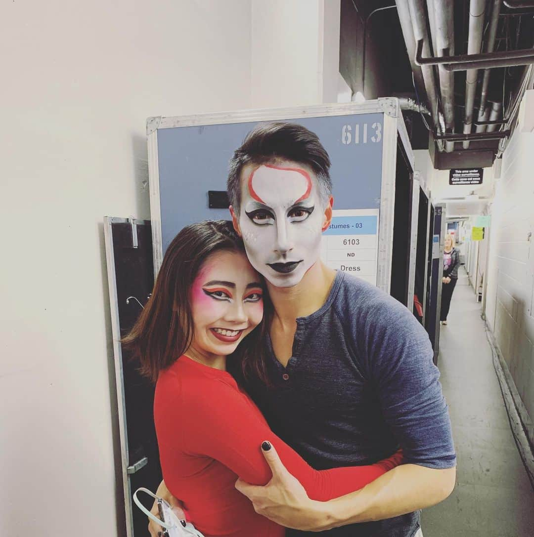 中塩美悠さんのインスタグラム写真 - (中塩美悠Instagram)「October 4th AXEL premier show was over!!!﻿ That was my first show...!!﻿ #myhairlookshit ﻿ 今日、AXELのショーがスタートしました！私にとっては、ショーデビューの記念すべき日となりました！﻿ シルク・ド・ソレイユのメインキャラクターを演じきるのは非常に大変であり、重大な責任と共に非常に大きな達成感も味わうことが出来ました！✨﻿ シルクのショーの中で3分半のソロがあるなんて、確かに大変なことですが…非常に特別な事であり、光栄なこと…そして決して誰もが出来ることではありません。﻿ 衣装、ウィッグ、氷のサイズ、全てが私にとって挑戦であり、2種類のトリプルとダブルアクセルの入ったソロを毎公演やるとなると…きっと物凄い挑戦になることでしょう…。﻿ しかし、ここまで様々な挑戦を乗り越えてきたのだから、これからも日々、立ち向かっていこうと思います！ #cirquedusoleil #axelcirque」10月5日 13時20分 - miyunakashio