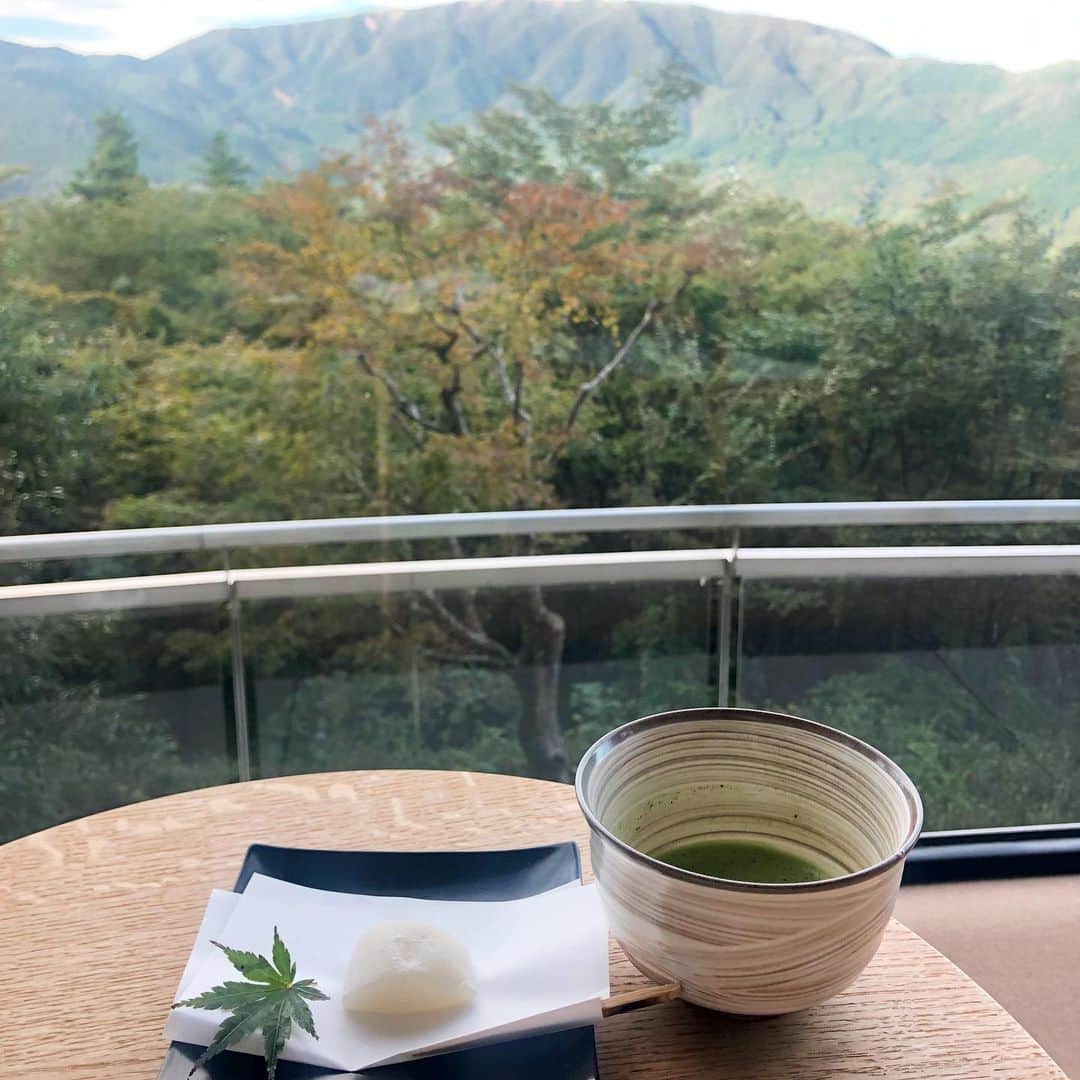 長谷川朋美さんのインスタグラム写真 - (長谷川朋美Instagram)「箱根にお誕生日旅行に連れてきてもらいました🥰 前から行ってみたかった強羅に オープンしたばかりのお宿#白檀 ✨ ・ 詳しくはBlogレポートしますが、インテリアがセンス良く、 おもてなしが行き届いた、絶対に女性が好きそうなお宿！ ・ 海外ゲストが喜びそうな、上品で上質な 日本文化を表しており、静寂と香りのお宿です。 （実際、欧米人のお客様が多かった） ・ 私が一番素晴らしいと思ったのが、#香り です。 お宿のどこでも#白檀のお香 を焚いていて、 本当にいい香りで癒される。 ・ 全てのお部屋が間取りが違い、 全室#露天風呂付き客室 であり、#源泉掛け流し です♨️ ・ また、最近タイムリーな#エサレンマッサージ を 導入しているお宿で、着目的が素敵すぎて、 更に一気にこのお宿のファンになりました💕 ・ エサレンは10年前くらいに一度したことがありましたが、 なんか最近よく目に・耳にするワードなので、 呼ばれてる気がする。 多分3年以内にいくだろうなぁ。 ・ 私、京都が大好きですが、箱根も通じる雰囲気がある。 そんな箱根に、土地を買いまして、春にはお家が完成予定🏠 ・ 葉山（海）と箱根（山）のデュアルライフ楽しみだな♡ ・ #箱根 #強羅温泉 #温泉 #和モダン #おもてなし #japan #omotenashi」10月5日 13時12分 - hasegawa.elena.tomomi