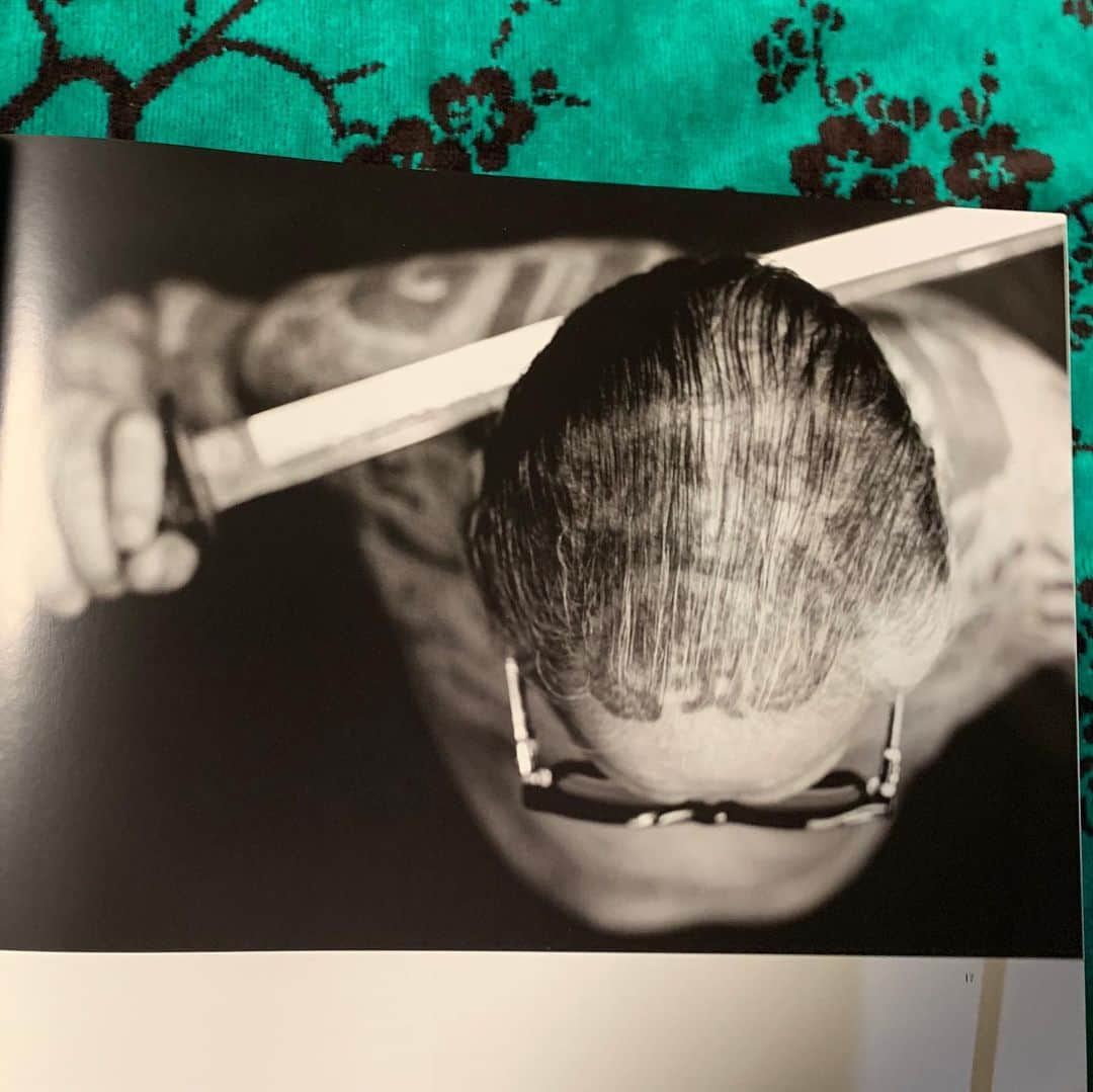 中野義仁さんのインスタグラム写真 - (中野義仁Instagram)「my new  photo  book 🙇‍♂️ "MEETING MASTER(S) HORIYOSHI  I I I photo  by  Zozios Rossignoi . if interest this book ❓ please contact to  @tattoolifemagazine  @zozios  thank you very much many artist . friend .zozios . every one 🙇‍♂️🙏👍 and long times vest friend Miki Vialet san 🙇‍♂️🙏💚💚👍💙 thank you say again thank you 🙏🙇‍♂️🙏🙇‍♂️🙏🙇‍♂️💚🙏💙❤️🧡💪👍」10月5日 13時27分 - horiyoshi_3