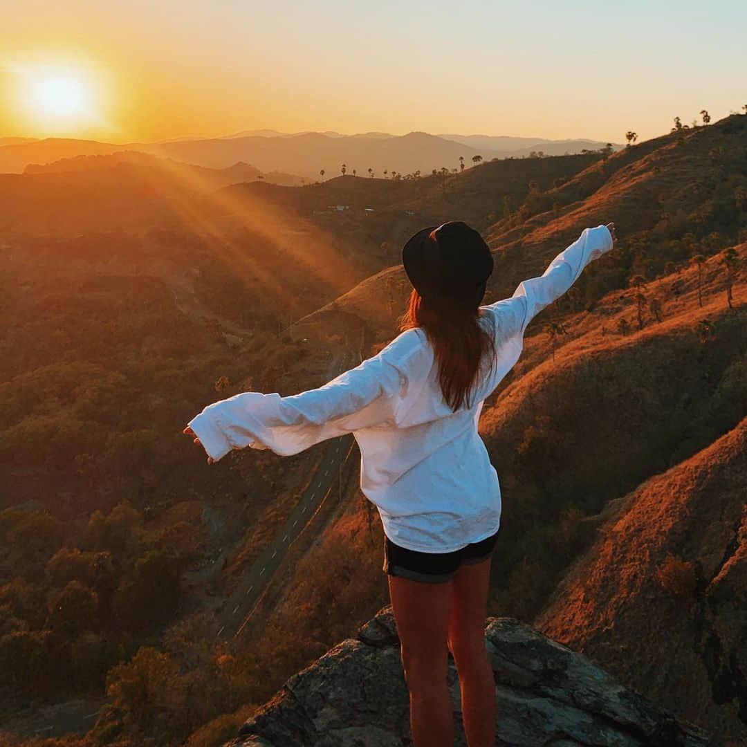小竹麻美のインスタグラム：「今日は、朝日を見にトレッキングへ。 コモド島は沢山の山に囲まれているから 綺麗な日の出が見られる🧡 @ayanakomodo から近くてすぐに行けた〜✌🏼 #AYANAkomodo#AYANAInstaMeet#LabuanBajo#komodoisland#komodo#bukitcinta#sunsetview#コモド島」
