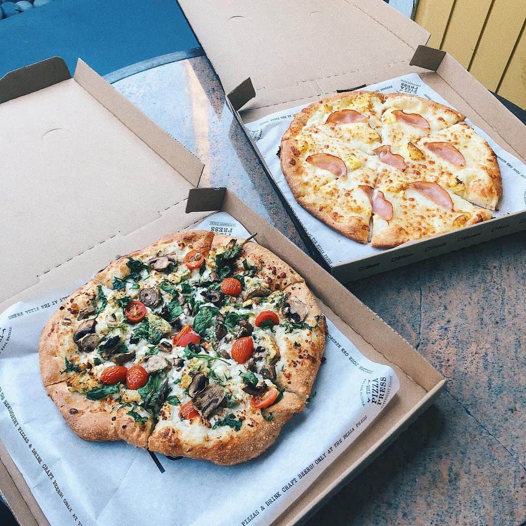 かほこ。さんのインスタグラム写真 - (かほこ。Instagram)「ㅤㅤㅤㅤㅤㅤㅤㅤㅤㅤㅤㅤㅤ ㅤㅤㅤㅤㅤㅤㅤㅤㅤㅤㅤㅤㅤ アメリカでピザばっか食べてた🍕 ㅤㅤㅤㅤㅤㅤㅤㅤㅤㅤㅤㅤㅤ #california #anaheim #pizza #disneylandcalifornia #thepizzapress #最後は関係ない写真だす」10月5日 13時38分 - xxokohakxx