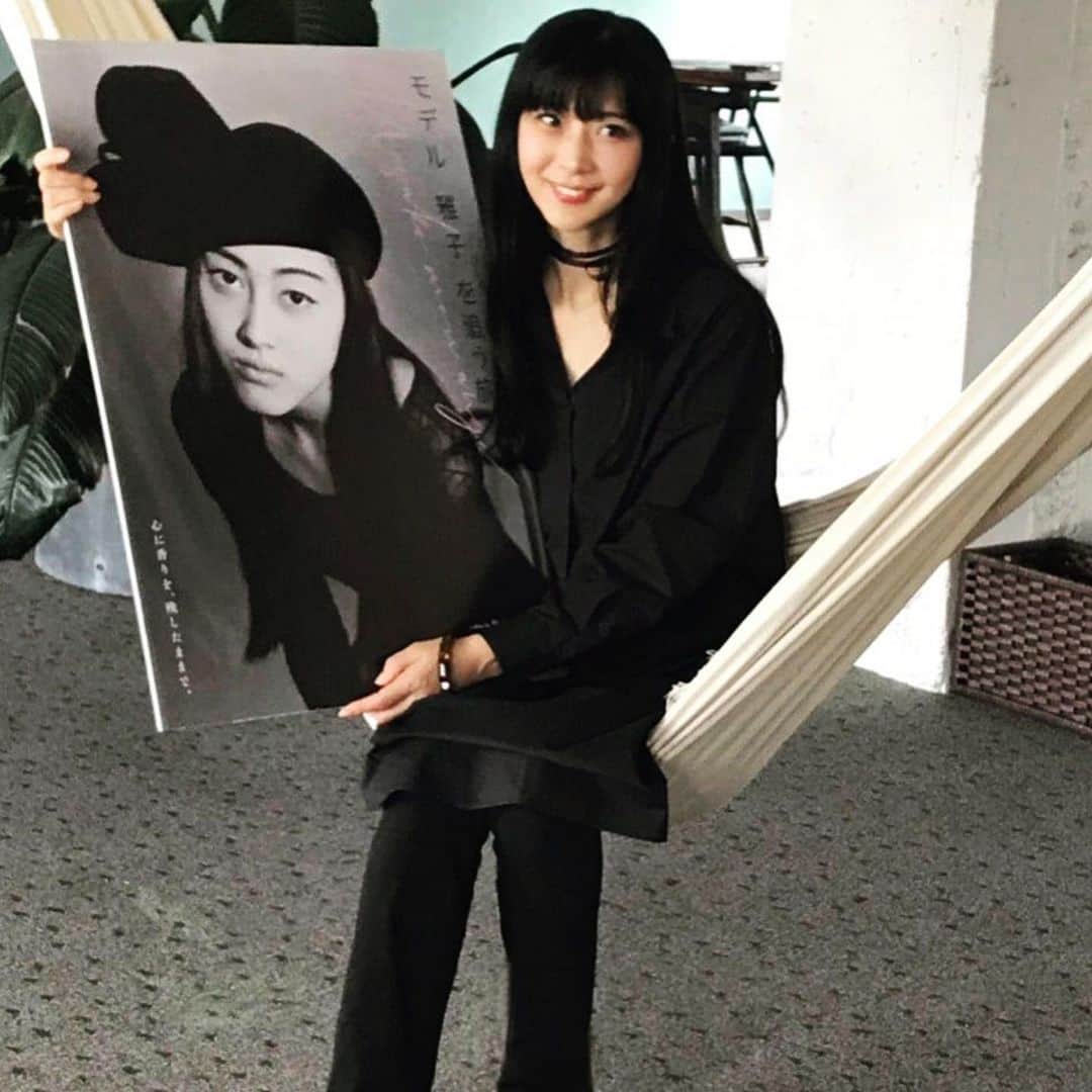 のインスタグラム：「安珠写真展 「ビューティフルトゥモロウ」﻿ ﻿ 「モデル 雅子を追う旅」の特別上映会🎥✨﻿ ご縁が重なり、安珠写真展で上映します！﻿ 北陸での上映予定がないらしく、近辺の方この機会にぜひ！ ﻿ 10月19日(土) 「モデル 雅子 を追う旅」﻿ 17：00 安珠ミニトークイベントショー﻿ 17：30　映画上映（本編88分）﻿ 19：00　上映終了﻿ ミュゼふくおかカメラ館エントランス﻿ ﻿ 詳細:https://www.camerakan.com/news/10月のイベント/﻿ ﻿ 10月19日(土) 15:00〜15:45﻿ 安珠ギャラリートークも開催🎤﻿ 写真解説しながら富山県唯一の安藤忠雄建築の美しい館内を回ります！﻿ 無限の夢のリボンを結びましょう🎀﻿ https://www.camerakan.com/exhibition/安珠写真展/ ※私の写真は共同通信の取材ときのものです」