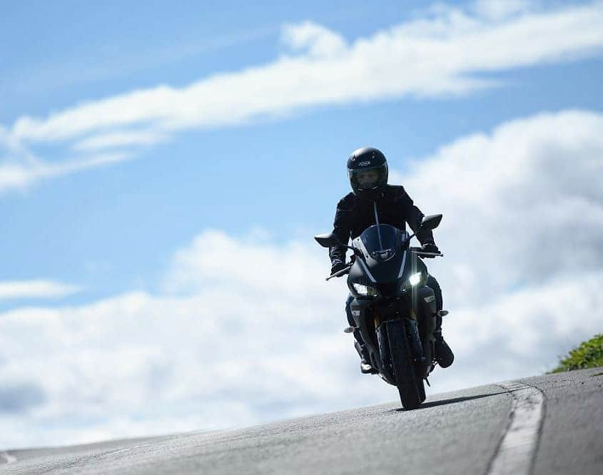 ヤマハ バイクさんのインスタグラム写真 - (ヤマハ バイクInstagram)「いつの日か、バイクが空を走る時代が来るのかな。 #YAMAHAが美しい #yzfr3 #r3 #yamahayzf #バイクのある風景 #バイクのある生活 #バイク好きな人と繋がりたい #空とバイク #青空ツーリング #yamaha #yamahamotorcycle #instamoto #blackmotorcycle #motolife #mototouring #bluesky」10月5日 14時03分 - yamaha_bike