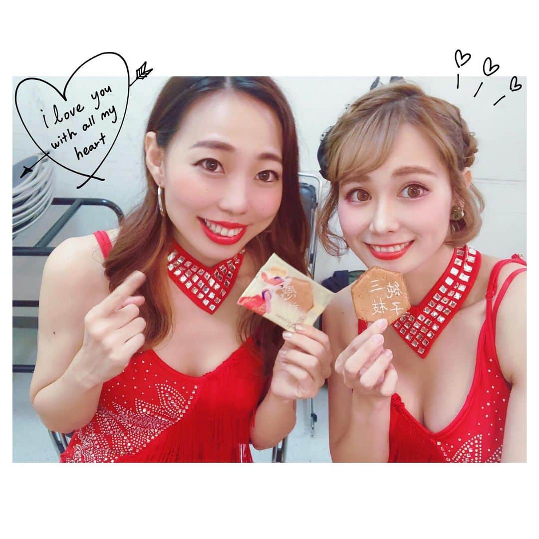 日向カンナさんのインスタグラム写真 - (日向カンナInstagram)「さぁ〜😉🌷今日もショータイムな1日で踊ってきます♪振付の神様、舞い降りてきてね✨✨（いつも振付する時に、祈ってます！笑） ・ 私の人生は、映画のような波乱万丈！ショータイムであり続けたいな👗✨✨映画好き♪アニメ好きなんで♪ ・ 機動戦士ガンダムの主題歌を歌っている、諸岡ケンジさんと、芸人のヤセ騎士さん🌷 本当愉快な方々で、おしゃべりマシーンの私と絶えずtalkな時間でした🌞 またご一緒できますように♪ ・ #赤 #衣装 #live #ダンス #ダンサー #dancer #セクシー #かっこいい #かっこいい女性 #showtime #コーラス #芸人 #シンガー #お笑い #踊りたい #人生は映画だ #オシャレ #ドレス #感謝 #ありがとう #頑張る #三枝純子  さん #諸岡ケンジ  さん #ヤセ騎士 さん #日向カンナ #エンターテイナー #パフォーマー #アニメ好きな人と繋がりたい #映画好きな人と繋がりたい」10月5日 13時57分 - kanna_hinata