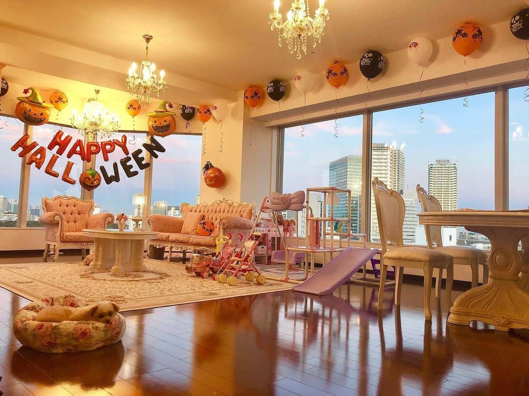 寿リリカさんのインスタグラム写真 - (寿リリカInstagram)「♡ 🎃happy Halloween🎃 10月に入ってハロウィンルームになったよ🎈👻🍭 ♡ 主人が飾り付けしてくれたよ〜🎃🎈娘もお手伝いしてくれた💕💕 ♡ 大好きなお友達とたくさんハロウィンパーティーするから楽しみだね〜💓🐶💓 ♡ #ハロウィン #ハロウィン装飾 #ハロウィン飾り #ハロウィンルーム #ホームパーティー #ハロウィンパーティー #halloween #halloweenparty #halloweenroom」10月5日 14時06分 - ririkakotobuki