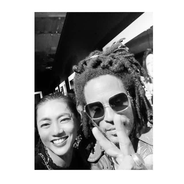 のインスタグラム：「@lennykravitz ✌️😍 カッコいい❣️ そして優しい❤️LENNY👍  私は嬉しすぎてヤバい顔に😍 @domperignonofficial 🍾 #レニー クラヴィッツの写真展 #ASSEMBLAGE :A LENNY KRAVITZ PHOTO EXHIBITION Inspired by Dom Pérignon  #OPENING #RECEPTIONPARTY #レニー クラヴィッツ #ROCKとドン ペリニヨンの世界 “DOM PÉRIGNON × LENNY KRAVITZ”  @ina_tomo とヒョウ柄姉妹で行ったら LENNYもヒョウ柄着てた👍🐆」