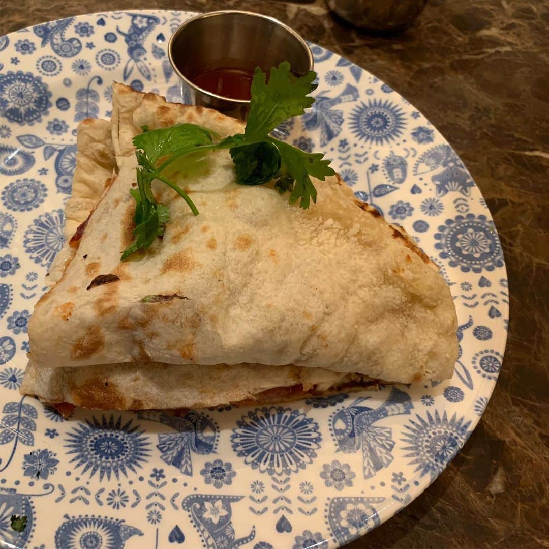 のインスタグラム：「人気のベーコンナン🥓 インディアンなんだけど 午前中はこれでキマリ！  #Indianfood #Baconnan #london #NATSUKIROCK  #夏木マリ  @mari_natsuki」