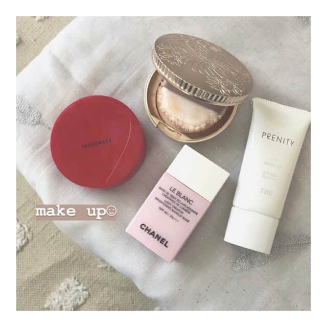 のインスタグラム：「えじの普段使ってるメイク用品を﻿ 久しぶりに紹介しまする☺︎💄﻿ ﻿ 参考までに。ふふふ﻿ ﻿ ﻿ ☑︎下地、ファンデーション﻿ PRENITY UVホワイトEX(日焼け止め)﻿ CHANEL ル ブラン バーズ ルミエール40 オーキデ﻿ インテグレート 水ジェリークラッシュ②﻿ ポール&ジョー プレスト フェイスパウダー04﻿ ﻿ 上からこの順番で使ってます🐱🧡﻿ 色味とかは季節ごとに自分の肌に合わせて﻿ 変えるようにしてるよ。ふふ﻿ ﻿ ﻿ ☑︎リップ﻿ CHANELルージュ ココボーム(リップ)﻿ ロレアルパリ シャインオン930﻿ メイベリン カラーセンセーショナル D15﻿ ﻿ これもこの順番で☺︎﻿ 結構、深みがある色味で秋色かなあ💋﻿ メイベリンのリップはゴールドラメで﻿ めっちゃ気に入ってまする◎﻿ ﻿ ﻿ ☑︎チーク&ハイライト﻿ キャンメイク グロウフルールチークス 10﻿ 無印良品 ハイライトカラー ラベンダー﻿ ﻿ 最近買った新入りのチーク🥧﻿ 茶色ベースでナチュラルだし可愛いし﻿ 秋感満載です、若干大人っぽくなるかな🐶﻿ ﻿ ﻿ 他のメイク用品は続いての投稿にて。☝︎﻿ ﻿ #make #maketp #メイク #メイク用品 #メイク紹介﻿」