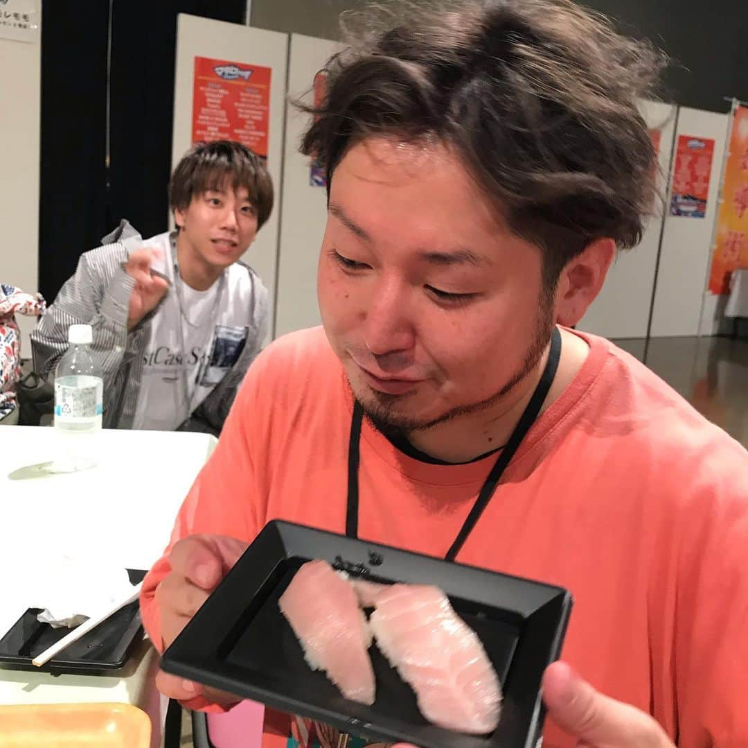 モリスさんのインスタグラム写真 - (モリスInstagram)「まぐろや！！！ #マグロック2019 #念願の #マグロ #マグロのお寿司 #略してマお #マオ #マオやん #オメでたい頭でなにより #mao #後ろにマオ #3枚目の写真の後ろにマオおる #いつの間にマオ #3日連続マオ #今日の夜中も渋谷で共演マオ #いつも一緒マオ #いつの間にか後ろにいるマオ #あいしてるマオ #マオ #のちで」10月5日 14時13分 - surimooo