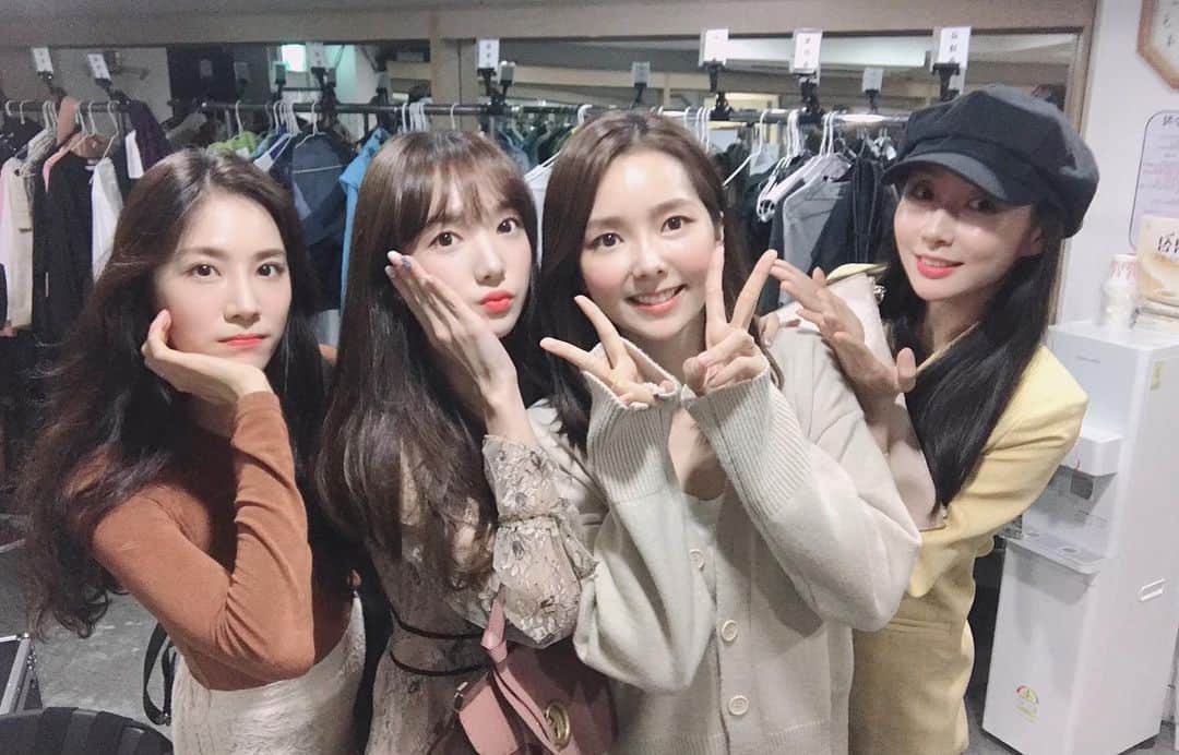 ミンヒ のインスタグラム：「우리 뭉쳤당👩‍👩‍👧‍👧 #스텔라」