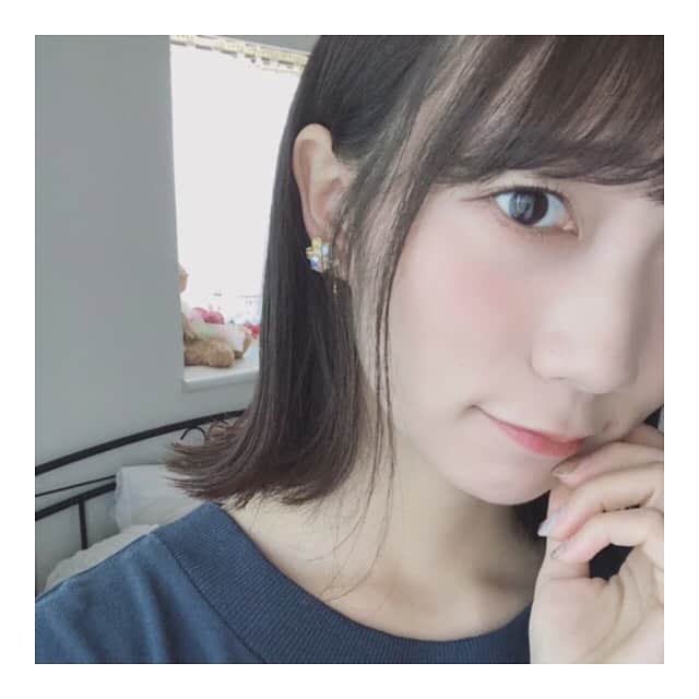 のインスタグラム：「前の投稿に引き続き☺︎💄﻿ メイク用品の紹介でございます〜〜﻿ ﻿ ☑︎アイシャドウ﻿ サナ エクセル アイシャドウベース﻿ DAZZSHOP スパークリングジェム TRUTH 06﻿ VAVI MELLO バレンタインボックス﻿ ルナソル スキンモデリングアイズ 01 ﻿ ﻿ 上2つを最初にアイホールに塗ってから﻿ その日の気分でVAVI MELLOのパレットから﻿ 好きな色を重ねてます🎨(使い込んでる色バレる←)﻿ ﻿ 基本的に目尻に右下の濃い茶色とピンクラメ﻿ アイホールに最も減ってる色たち。笑﻿ ルナソルの左上のラメを涙袋に入れてます☺︎﻿ ﻿ ﻿ ☑︎アイライン﻿ UZU EYE OPENING LINER (BROWN-BLACK)﻿ ヒロインメイクロングステイ シャープジェルライナー 03﻿ ﻿ インラインがヒロインメイク﻿ 目尻のラインにUZUのラインを使ってるよ🖌﻿ ﻿ ﻿ ☑︎マスカラ﻿ キングダム TSマスカラBG(マスカラベース付)﻿ メイベリン ボリューム エクスプレスラッシュセンセーショナル 01ブラック﻿ ﻿ 下まつげはキングダムのバーガンディ色で﻿ 目の印象を若干柔らかくしつつ﻿ 上まつげは、パッチリ目にすべくメイベリンの﻿ ブラックを使っております。伸びるよ〜〜👀﻿ ﻿ ﻿ ☑︎アイブロウ﻿ インテグレート アイブロウペンシルN BR641﻿ インテグレート ニュアンスアイブローマスカラ﻿ BR672﻿ ﻿ 眉毛は基本的に前髪に隠れてるけど大切！笑﻿ この二つは昔から永リピです🌸﻿ ﻿ かなりザックリですが…﻿ おにゃのこの皆さん、参考までに🍇﻿ 仕上がりはこんな感じになりますぜ。ふふ﻿ ﻿ #make #makeup #メイク #メイク用品 #メイク紹介」