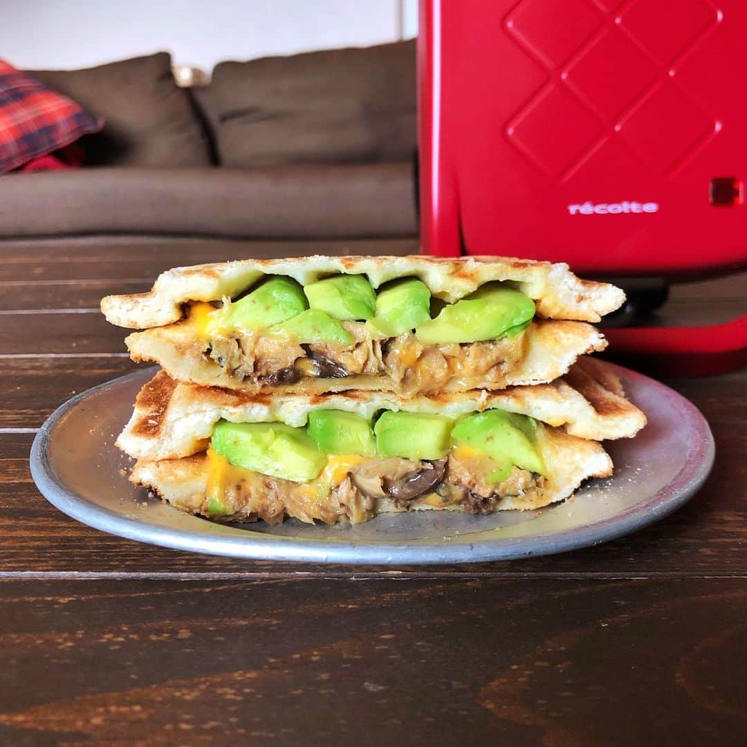 小鳥遊しほのインスタグラム：「鯖とアボカドとチーズのホットサンドー！🐟🥑🧀鯖の味噌煮缶を使ったので簡単。そして栄養満点。とろけるチーズが最高。 . 大好きなレコルトの商品「プレスサンドメーカープラッド」はくぼみが深くて大きな具材も挟めるし、網状の焼き目がつくのがステキ❤️ . 機械と一緒にレシピブックが付いているのでホットサンド初心者も安心です！！📕 美味しくて見た目もおしゃれなレシピ満載で、今回のやつも掲載レシピの変形バージョン！(本では鯖缶ではなく焼き鳥の缶詰を使ってました🐓) . ホットサンド、準備めちゃくちゃ簡単だし朝ごはんにもお弁当にもピッタリだよ〜👨‍🍳 . #recolte #レコルト #プレスサンドメーカープラッド #ホットサンド #ホットサンドメーカー #PR @recolte_official」