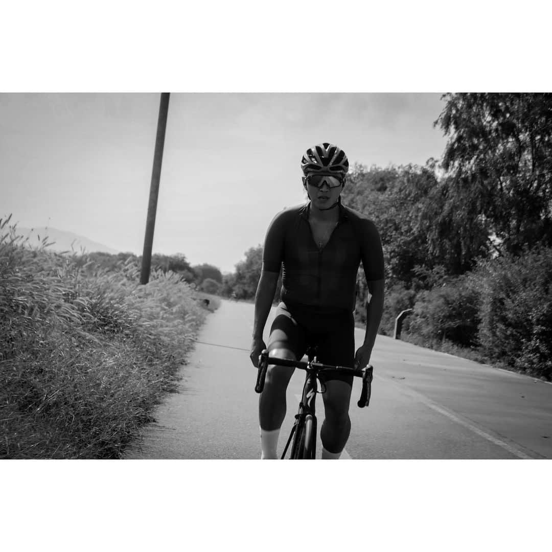 チン・テヒョンさんのインスタグラム写真 - (チン・テヒョンInstagram)「뜨거운 가을 곧 추워질 가을  #로드바이크 #자전거 #roadbike #cycling #가을」10月5日 14時24分 - taihyun_zin