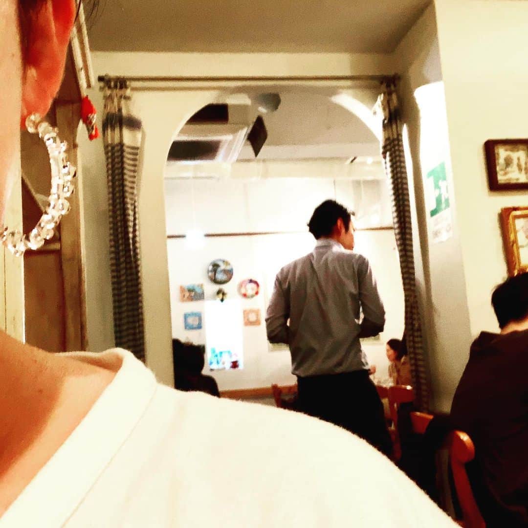 梅津有希子さんのインスタグラム写真 - (梅津有希子Instagram)「東京あちー💦 31℃。夏全開のカッコでピザ屋さんへ。Ｔシャツ、サングラス、HARIOのガラスのピアス。 #HARIO #三軒茶屋 #ピッツェリア」10月5日 14時34分 - y_umetsu