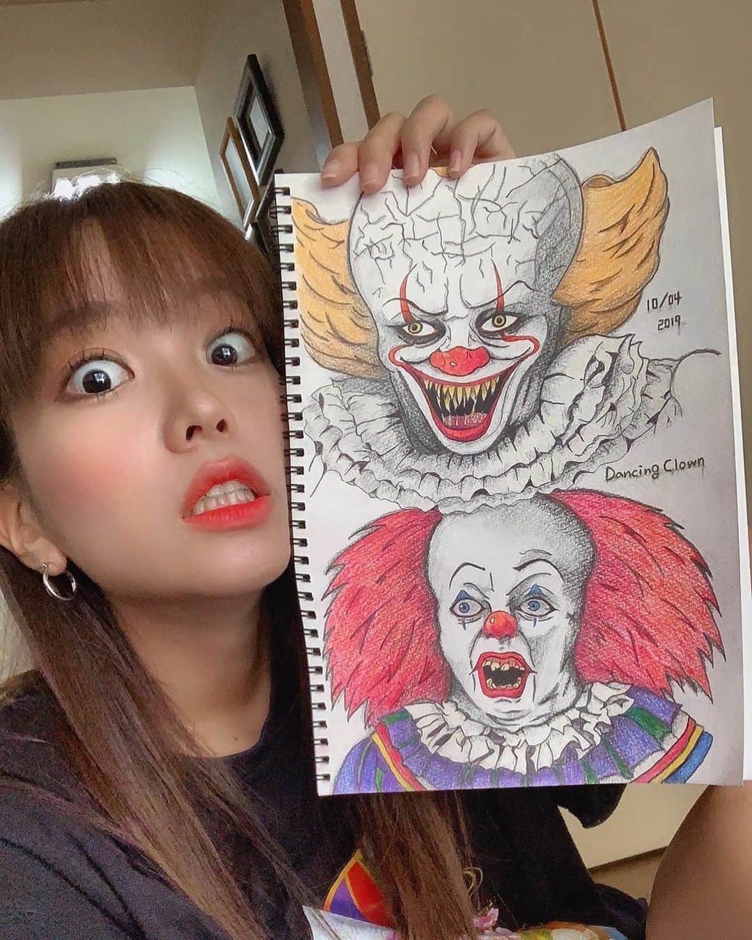 のインスタグラム：「完成したみたい！😱😱😱 #イット #ペニーワイズ #お絵描き #娘はホラー映画好き」