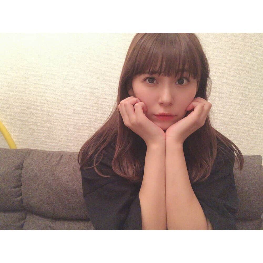 宮崎理奈さんのインスタグラム写真 - (宮崎理奈Instagram)「. . . 最近セルフタイマーで自撮りするのがいいよと教えてもらい、チャレンジしてみましたよ〜🙋‍♀️ . . このソファーとももうすぐお別れなんだぁ。 寂しくなるよね…笑 . . . . #自撮り #セルカ #セルフタイマー #picture #phote」10月5日 20時10分 - rina.miyazaki0221