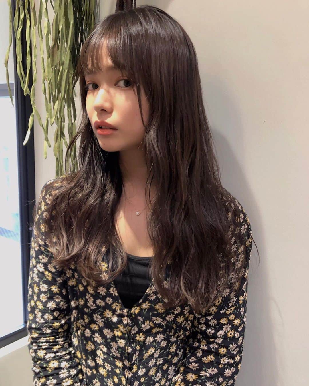 片山良平のインスタグラム：「嫁カット✂️ #毛先は厚めに #顔まわりで柔らかさを出すカット #カラー #グレーベージュ」