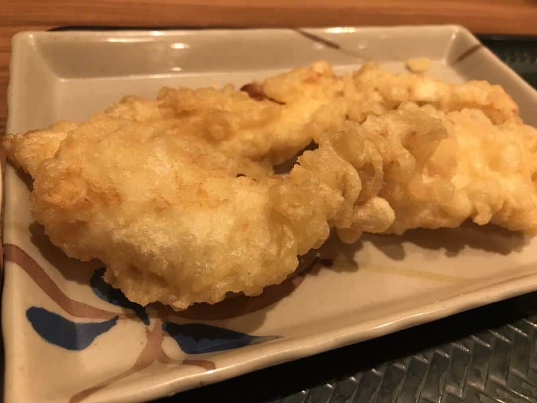 のインスタグラム：「皆様、こんにちは😃💐今日は、「 #いか天 」を食べてきました🤸🏻‍♀️👌🏻✨お醤油につけて食べても良し、お出汁に浸して食べても良し・・・😉さまざまな食べ方で、美味しく召し上がりましょ😋🙏🏻🏅 #はなまるうどん」