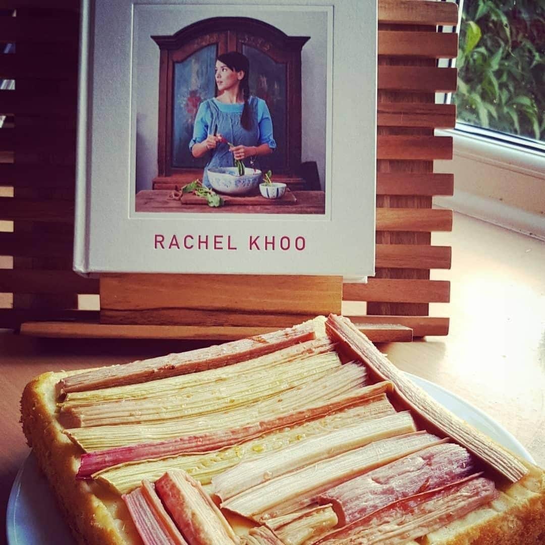 レイチェル・クーさんのインスタグラム写真 - (レイチェル・クーInstagram)「If you're a lover of those old fashioned rhubarb and custard sweets like I am 🍬 then fill your tins this weekend with my roast rhubarb and custard magic cake 📖 🥄 Recipe in #TheLittleSwedishKitchen cookbook👉 click the Link in bio to get the book. Thanks for sharing your 📸 @tayengsing⁠ ⁠ .⁠ .⁠ .⁠ .⁠ .⁠ .⁠ .⁠ #RachelKhoo #RachelKhooRecipe #cake #custard #rhubarb #RhubarbandCustard #baking #recipe #LittleSwedishKitchen #Swedish #Sweden」10月5日 15時00分 - rachelkhooks