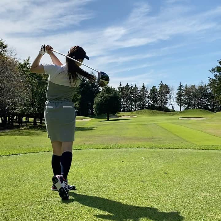 白石明日香のインスタグラム：「久しぶりのゴルフ⛳️渋野さんが全英で優勝したときbeamsのウェア可愛い😍と思って一式ミーハー買いしたものの、まだ一度も着ることなくしまったままで。 半袖の時期が終わろうとしているので、時間見つけてゴルフできてよかった😄靴以外、サンバイザーも靴下も、グローブもワンピースも全部beamsゴルフです。めっちゃ可愛いよ💕 久々だけどスコアもまぁまぁで、寄せもよくなってたよ。仕事ある日は絶対しないけど、旅行のときや休みの日にのんびりやると楽しいね😄またしようっと。 #blair #ブレア #ブレア銀座　#ゴルフ　#golf #ビームスゴルフ #beamsgolf #イーグルポイントゴルフクラブ」