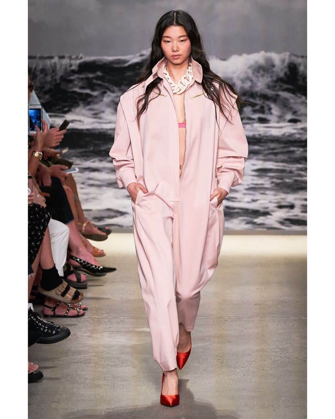 ペ・ユニョンさんのインスタグラム写真 - (ペ・ユニョンInstagram)「Feeling on the pink beach 🏖 @zimmermann  #ZIMMERMANN #NYFW #20SS  #yoon #bae #yoonyoungbae #koreanmodel」10月5日 15時14分 - mulan_bae