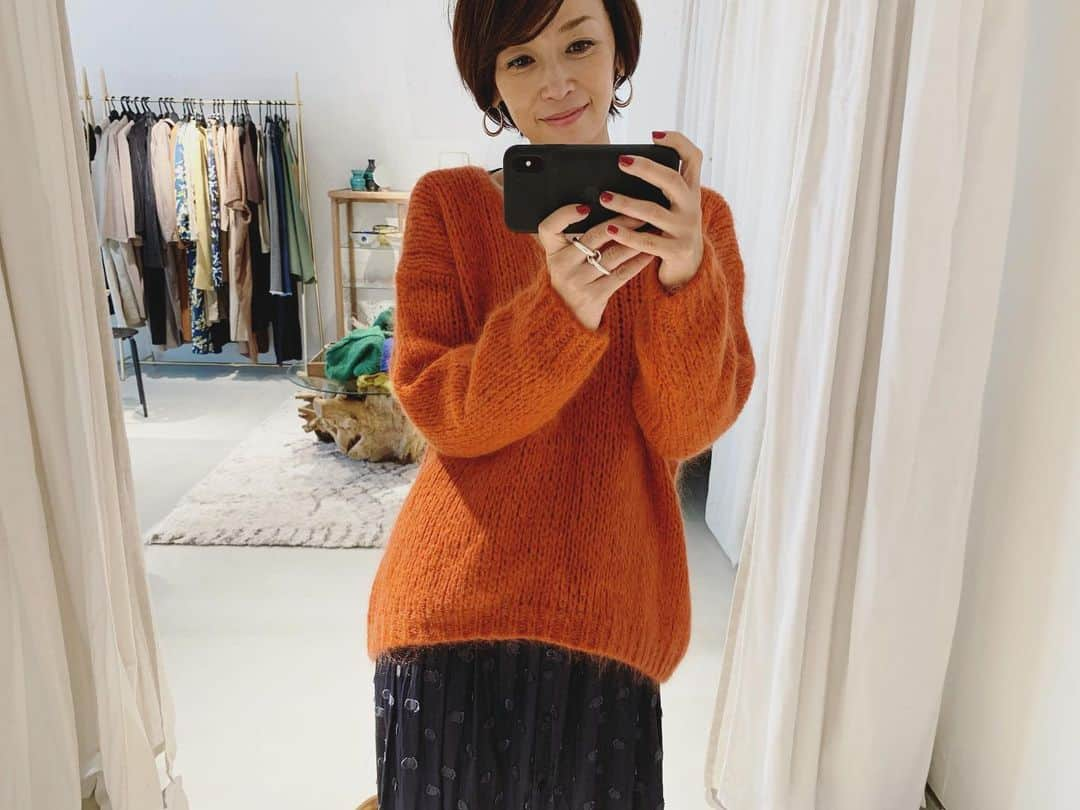 辺見えみりさんのインスタグラム写真 - (辺見えみりInstagram)「Parisで買いつけたカラーニットも🧶西宮阪急にあります！ 私はオレンジ🍊を購入  #西宮阪急  #outersunset  #アウターサンセット  #辺見えみり」10月5日 15時18分 - emiri_hemmi