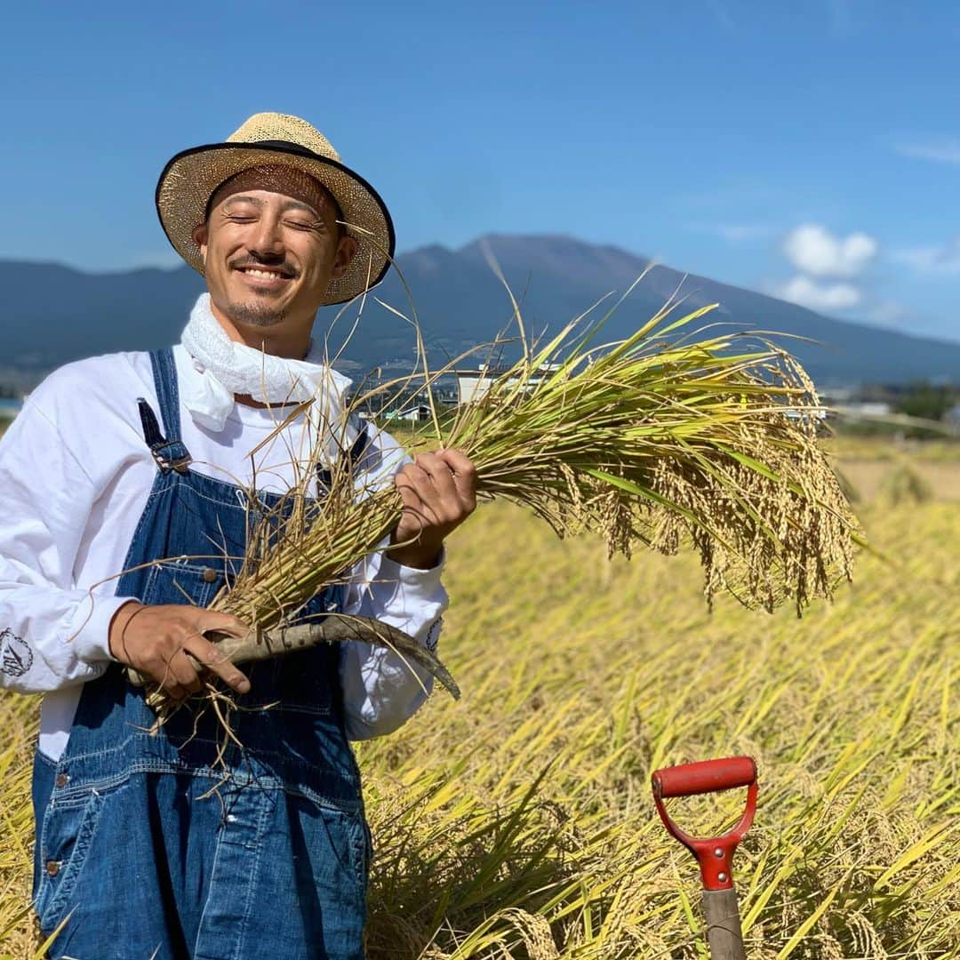 中村貴之さんのインスタグラム写真 - (中村貴之Instagram)「今日も稲キャリ🌾 昼休憩に新米のライスボール！きぇっ👉 義理姉さん @sachitanaka とファーマーズスタイルセッション📸 #新米 #高原の雫米 #中村農家 #浅間山」10月5日 15時30分 - taka_brew