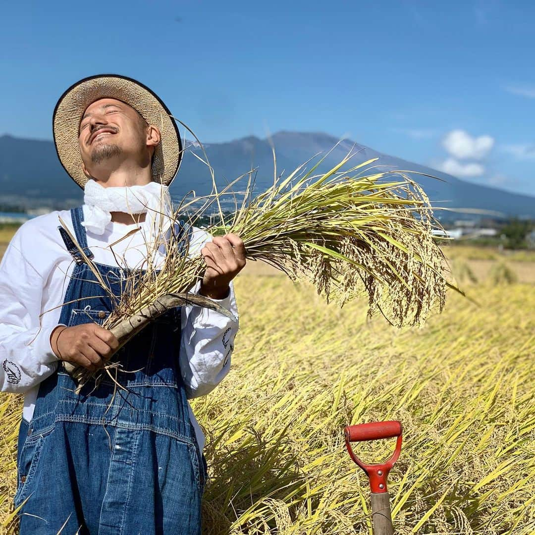 中村貴之さんのインスタグラム写真 - (中村貴之Instagram)「今日も稲キャリ🌾 昼休憩に新米のライスボール！きぇっ👉 義理姉さん @sachitanaka とファーマーズスタイルセッション📸 #新米 #高原の雫米 #中村農家 #浅間山」10月5日 15時30分 - taka_brew