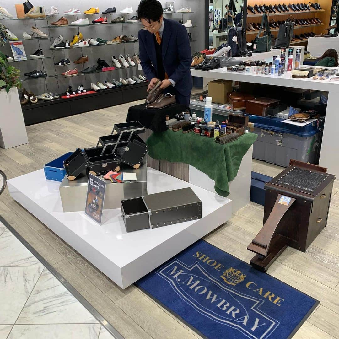 m.mowbrayさんのインスタグラム写真 - (m.mowbrayInstagram)「岩手県は盛岡市にある1950年設立の老舗靴店。菅原靴店大通り店にてshoe care eventを開催しております。 岡嶋翔太の磨きを目の前でご覧ください。新製品のご案内もございます。 また18:00より菅原靴店主催の靴磨き選手権を行います。 どんな選手権になるのか、いまからワクワクしております。 #菅原靴店#菅原靴店盛岡店#mmowbray #mowbraymania #靴磨き選手権#mensfashion #shoecare」10月5日 15時28分 - m.mowbray