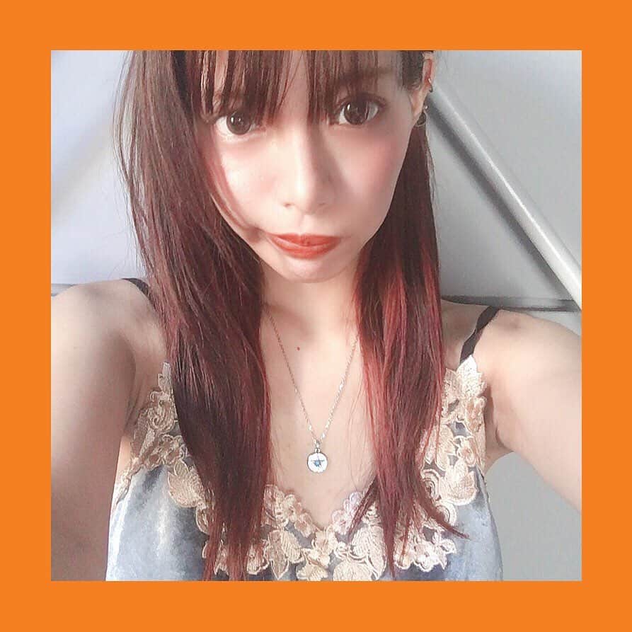 のインスタグラム：「⛓ . さぁさぁ。#ロングヘア 見納めです。本日あの方にカットしてもらいます。お楽しみに。 . 部屋着は、@fluffy_girl_official  のセットのやつ～ 🕯 かわいくてめちゃくちゃ気に入っとる (＾ν＾) またストーリーに詳細載せるね ☺︎ . ネックレスは、ターコイズを埋め込んだスターメダルが可愛い @jjra00 #jjra00 の ハワイアンジュエリー 💙💙💙 医療器具にも使われる安心安全な素材「サージカルステンレス316L」を使用しているので金属アレルギーのわいも安心 👏🏿 おすすめだから ジュライスで検索してみて！ . #ヘアカット #ミスid2020 #ミスiD #さよなら #ロング#fluffy#フラッフィー#インポート#ファッション#fashion#プチプラ」