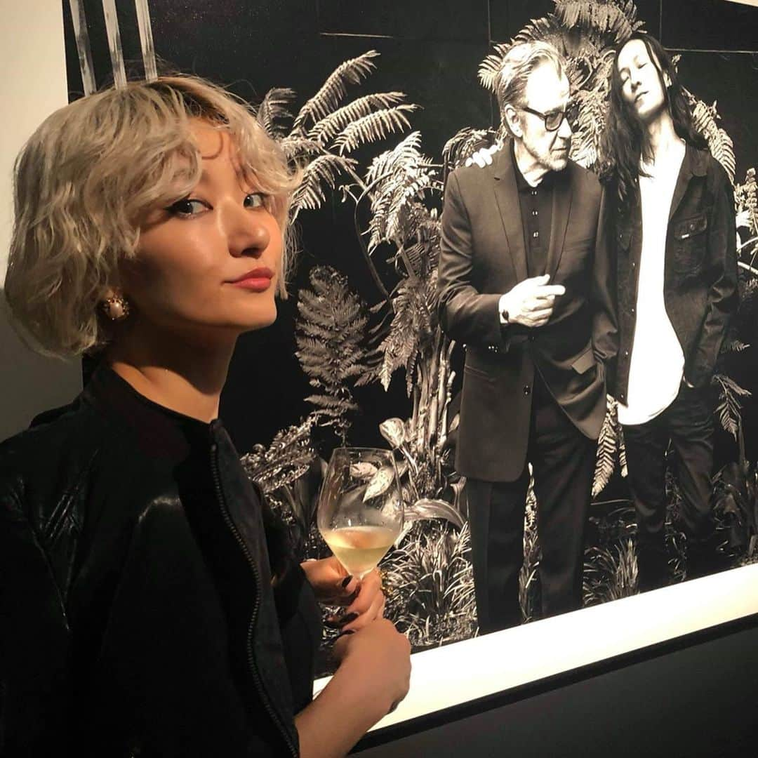 中川友里さんのインスタグラム写真 - (中川友里Instagram)「LENNY KRAVITZ × Dom Pérignon photo exhibition ドンペリニヨンのアンバサダーを務める #レニークラビッツ とドンペリニヨン🍾の特別展のreceptionに招待いただきました☺️🤭❤️🌹🍾 レニーの写真 モノトーンで味があるし 写真に写る中田英寿さんやアレキサンダーワンも、みんなでシャンパン🥂を飲みながら楽しんでる温度感が伝わってくる☺️☺️❤️ 写真展は〜9日まで原宿駅前のJING で見れます🙆‍♀️❤️🍾 @motoharumiwa くんお誘いありがとう☺️☺️❤️ #domperignon #champagne #lennykravitz」10月5日 15時44分 - darayunya