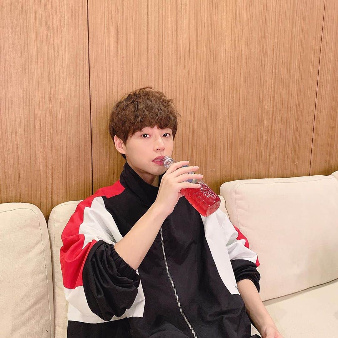 ノ・ジョンヒョンさんのインスタグラム写真 - (ノ・ジョンヒョンInstagram)「매일 오미자차 챙겨준 우리 호형이 예쁜 사진 찍어준 한샘이 ! 고마워😍 . . . #ocn #드라마  #타인은지옥이다  #❤️ #바이브액터스」10月5日 15時52分 - ro_0116