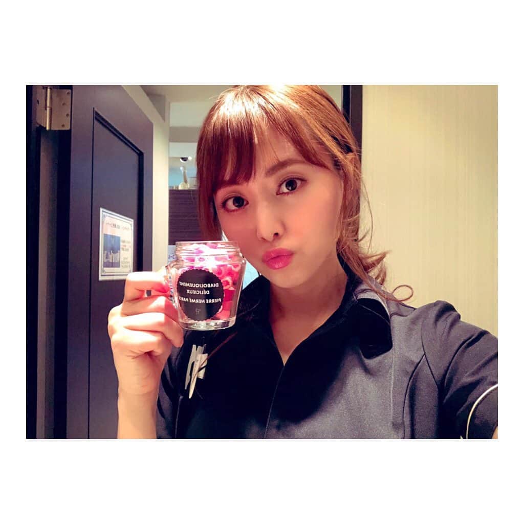 吉沢明歩さんのインスタグラム写真 - (吉沢明歩Instagram)「かわいいキャンディいただいたよー🍬🍬💕 #ピエールエルメパリ#キャンディ#お菓子#おやつにいただきます😋#土曜もたまにクリニックday#予約制#webから予約できます#次回は9日(水)#御予約承り中#よろしくね💕」10月5日 15時59分 - akiho__yoshi