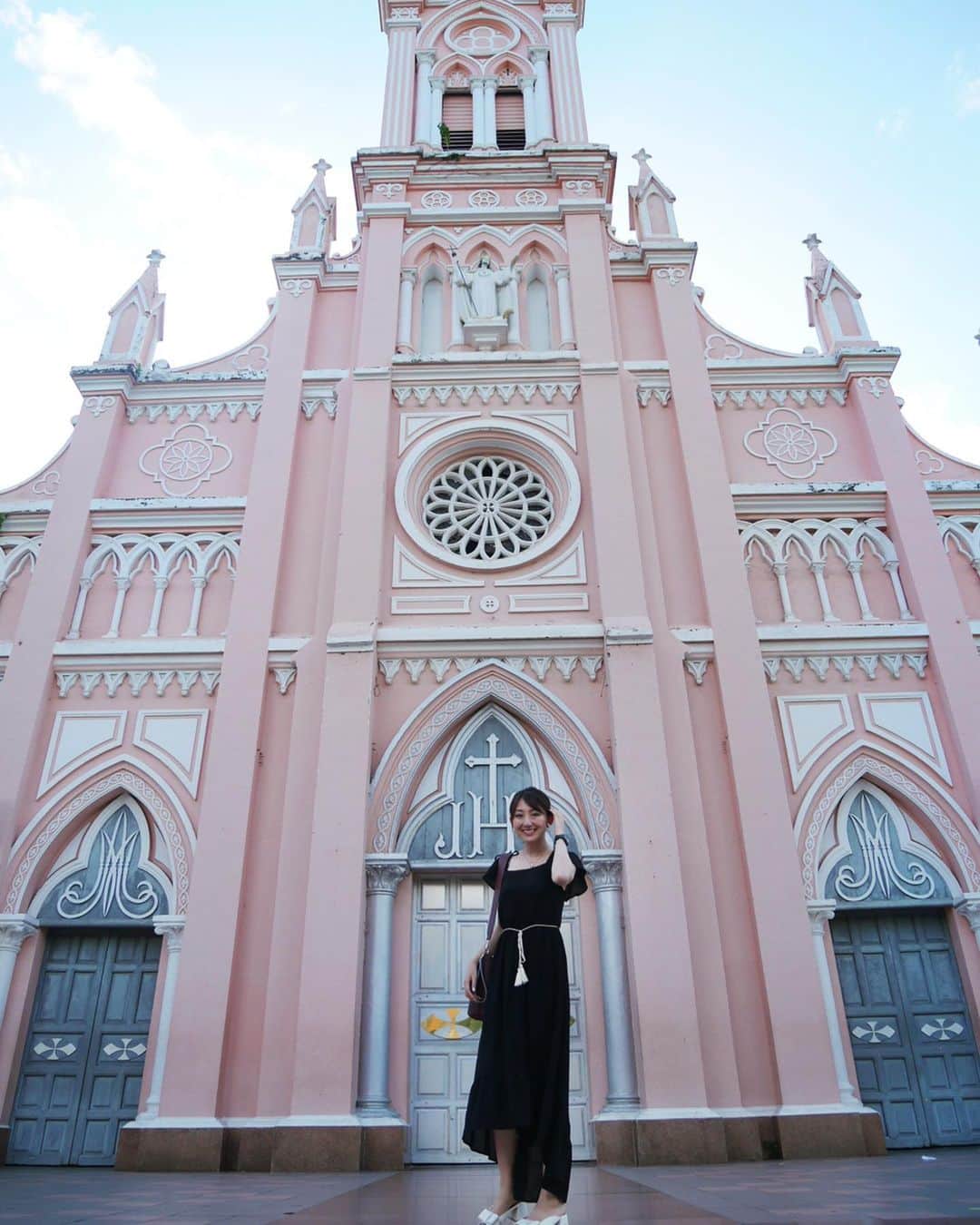 尻無浜冴美のインスタグラム：「#ダナン大聖堂 💒 パステルピンクの外観がめちゃくちゃ可愛かった👍✨ 観光客がたくさん集まってたよ〜♪ こんな可愛いと写真撮りたくなる☺️💗 #ダナン﻿ #ダナン旅行﻿ #ベトナム﻿ #ベトナム旅行﻿ #danangcathedral  #danang #vietnam  #danan #danangtrip ﻿ #vietnamtrip」