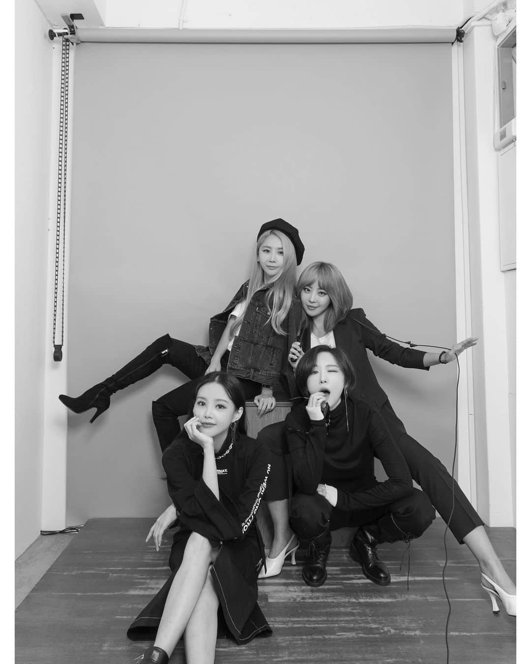 ジェアのインスタグラム：「공식 인스타그램 오픈 기념 셀프 스튜디오 촬영컷 공개📸 ㅤㅤ ㅤ To celebrate the opening of Instagram, we release self studio shoot-out! ㅤㅤ ㅤ #브라운아이드걸스 #브아걸 #BrownEyedGirls #BEG #BG #제아 #나르샤 #미료 #가인 #JeA #Narsha #Miryo #Gain @browneyedgirls_official」