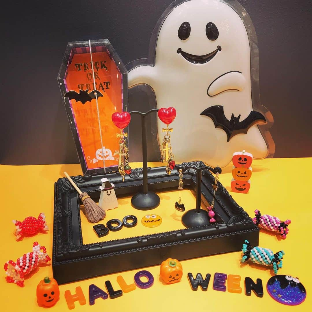 パーツクラブ Partsclub スタッフオリジナル商品さんのインスタグラム写真 - (パーツクラブ Partsclub スタッフオリジナル商品Instagram)「🎃イオンモール新小松スタッフ作品🎃 . 10月と言えば、ハロウィンですね👻🎃 ハロウィンにちなんで、ビーズステッチで骸骨を作ったり、レジンと手芸屋さんなどで手に入る動眼を使って、モンスターを作ったりとハロウィンをイメージした作品を沢山作りました⭐️ ハロウィンパーティーなどにオリジナルアクセサリーを付けて参加をすれば、きっとみんなの注目を浴びること間違いなし😋 . .  皆様のご来店をスタッフ一同心よりお待ちしております。 . . . #パーツクラブ #partsclub #パーツクラブ公式アカウント #ハンドメイド #handmade #diy #ハンドメイドアクセサリー #手作り #アクセサリー #accessory #パーツクラブイオンモール新小松店 #イオンモール新小松 #ハロウィン #モンスター #骸骨 #コウモリ #吸血鬼 #おばけ」10月5日 16時29分 - partsclub_staff