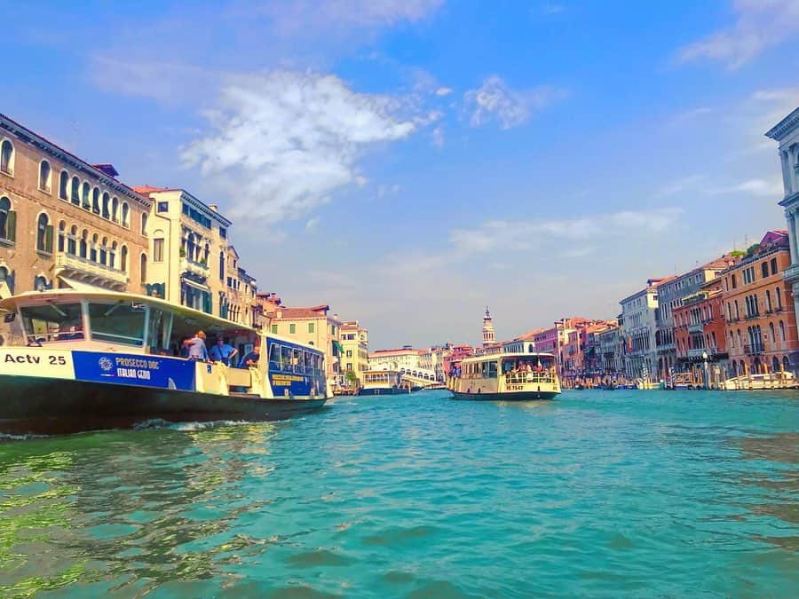 大矢真夕さんのインスタグラム写真 - (大矢真夕Instagram)「beautiful cityscape and a gentle gondola man😎🛶 ・ In one of the narrow waterways,I saw the house where the Marco Polo’s family lived😄 ・ 至る所にゴンドラがあって、内装は様々だけど、ボディは全て黒。 今は黒って決まっているけど、前はカラフルでもよかったみたい💡 🍩 🍩 #global #venezia #travel #travelawesome  #🇮🇹 #italia #beautiful #landscape #街並み #veneziagram #wonderful_places #snapshot #美しい #風景 #theglobewanderer #photooftheday #beautifulmatters #view #dametraveler #旅行 #旅 #海 #イタリア #venice #ベネチア #海外旅行 #picoftheday #ファインダー越しの世界 #旅好き #traveldeeper」10月5日 16時39分 - mayuohya