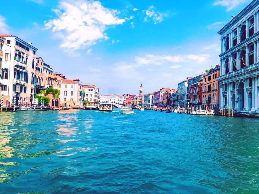 大矢真夕さんのインスタグラム写真 - (大矢真夕Instagram)「beautiful cityscape and a gentle gondola man😎🛶 ・ In one of the narrow waterways,I saw the house where the Marco Polo’s family lived😄 ・ 至る所にゴンドラがあって、内装は様々だけど、ボディは全て黒。 今は黒って決まっているけど、前はカラフルでもよかったみたい💡 🍩 🍩 #global #venezia #travel #travelawesome  #🇮🇹 #italia #beautiful #landscape #街並み #veneziagram #wonderful_places #snapshot #美しい #風景 #theglobewanderer #photooftheday #beautifulmatters #view #dametraveler #旅行 #旅 #海 #イタリア #venice #ベネチア #海外旅行 #picoftheday #ファインダー越しの世界 #旅好き #traveldeeper」10月5日 16時39分 - mayuohya