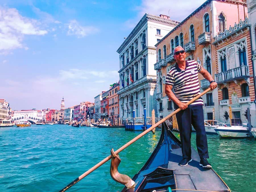 大矢真夕さんのインスタグラム写真 - (大矢真夕Instagram)「beautiful cityscape and a gentle gondola man😎🛶 ・ In one of the narrow waterways,I saw the house where the Marco Polo’s family lived😄 ・ 至る所にゴンドラがあって、内装は様々だけど、ボディは全て黒。 今は黒って決まっているけど、前はカラフルでもよかったみたい💡 🍩 🍩 #global #venezia #travel #travelawesome  #🇮🇹 #italia #beautiful #landscape #街並み #veneziagram #wonderful_places #snapshot #美しい #風景 #theglobewanderer #photooftheday #beautifulmatters #view #dametraveler #旅行 #旅 #海 #イタリア #venice #ベネチア #海外旅行 #picoftheday #ファインダー越しの世界 #旅好き #traveldeeper」10月5日 16時39分 - mayuohya