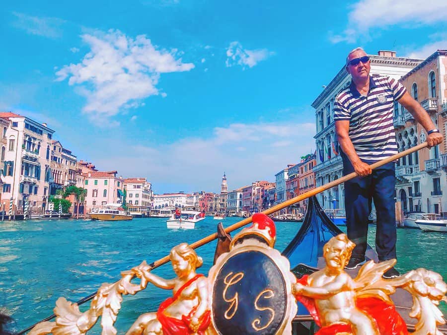 のインスタグラム：「beautiful cityscape and a gentle gondola man😎🛶 ・ In one of the narrow waterways,I saw the house where the Marco Polo’s family lived😄 ・ 至る所にゴンドラがあって、内装は様々だけど、ボディは全て黒。 今は黒って決まっているけど、前はカラフルでもよかったみたい💡 🍩 🍩 #global #venezia #travel #travelawesome  #🇮🇹 #italia #beautiful #landscape #街並み #veneziagram #wonderful_places #snapshot #美しい #風景 #theglobewanderer #photooftheday #beautifulmatters #view #dametraveler #旅行 #旅 #海 #イタリア #venice #ベネチア #海外旅行 #picoftheday #ファインダー越しの世界 #旅好き #traveldeeper」